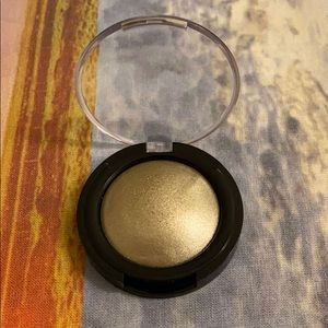 Pat McGrath pigment in “Mercury”